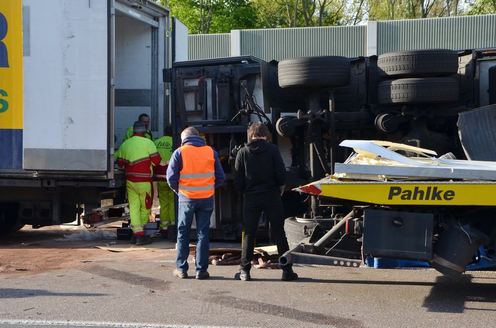 VU LKW umgestuerzt A 3 Rich Oberhausen Hoehe AS Koeln Koenigsforst P195.JPG - Miklos Laubert